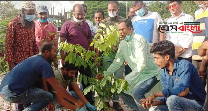 বন্দরে যুবলীগ নেতা খাঁন মাসুদের বৃক্ষরোপন জর্দানে হাসপাতালের বারান্দায় মৃত্যুর প্রহর গুনছে নির্যাতিত গৃহকর্মী রিমি (ভিডিও) জর্দান প্রতিনিধি, প্রেসবাংলা২৪ডটকম: প্রবাসে গৃহকর্তার ভয়ঙ্কর নির্যাতনের শিকার হয়ে মৃত্যুর সাথে পাঞ্জা লড়ছেন বাংলাদেশ থেকে জর্দানে যাওয়া রিমি (১৯) নামের এক নারী। গুরুতর আহত অবস্থায় তাকে জর্দানের আম্মান শহরের আল বাসির হাসপাতালে ফেলে রেখে এসেছেন ওই গৃহকর্তা। এরপর থেকে হাসপাতালের বারান্দায় মৃত্যুর প্রতীক্ষায় দিন গুনছেন রিমি। রিমি মুন্সিগঞ্জ জেলার মীকাদিম পৌরসভা এলাকার নয়াদীঘিরপাড় এলাকার দেলোয়ার হোসেনের মেয়ে। রিমির বাবা দেলোয়ার হোসেন প্রেসবাংলাকে জানান, ২০১৯ সালের ডিসেম্বর মাসে মুন্সিগঞ্জের রিকাবীবাজার রামগোপালপুর এলাকার সুমন নামের এক দালালের মাধ্যমে গৃহকর্মীর চাকরি নিয়ে জর্দানে যায়। প্রথম দু’ মাস ভাল চললেও এরপর থেকেই শুরু হয় গৃহকর্তার নানা নির্যাতন। টানা তিনমাস বেতন বন্ধ করে আটকে দেয় ওই গৃহকর্তা। চলতি বছরের জুনের প্রথমদিকে সে আর কাজ করবে না বলে গৃহকর্তাকে জানিয়ে দেয়। এবং তিনমাসের বকেয়া বেতন দাবি করে। এরপরই গৃহকর্তা তাকে বেদম মারধর শুরু করে। একপর্যায়ে তিনতলা ভবনের ছাদ থেকে তাকে ফেলে দেয়। একে রিমির বাম পা ভেঙে যায়। এরপর কোন রকম তাকে জর্দানের আম্মান শহরের আল বাসির হাসপাতালে নিয়ে তাকে ফেলে রেখে পালিয়ে যায় গৃহকর্তা। বেসরকারী ওই হাসপাতালে তার অস্ত্রোপচার করা হলেও বিল পরিশোধ করার মতো টাকা নেই রিমির কাছে। অস্ত্রোপচারের পর থেকেই তাকে হাসপাতালের বারান্দায় ফেলে রাখা হয়েছে। হাসপাতালের স্থানীয় এক রোগীর মাধ্যমে বিষয়টি বাবাকে ফোনে জানায় রিমি। দেলোয়ার হোসেনও প্রবাসী। তিনি বর্তমানে ব্রুনাই একটি বেসরকারী কোম্পানীতে কর্মরত। সেখান থেকে তিনি দালাল সুমনের সাথে দফায় দফায় যোগাযোগ করলেও কোন সদুত্তর পাননি। এমনকি তাকে উল্টো হুমকি দিচ্ছেন সুমন। জর্দানে বাংলাদেশস্থ দূতাবাসে এ বিষয় বেশ কয়েকবার যোগাযোগ করা হলেও কোন কর্মকর্তা এ বিষয়ে কোন মন্তব্য করতে রাজি হননি।