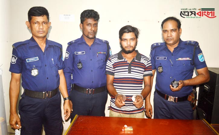 না’গঞ্জে ৫০ পিছ ইয়াবাসহ ইজিবাইক চালক গ্রেফতার