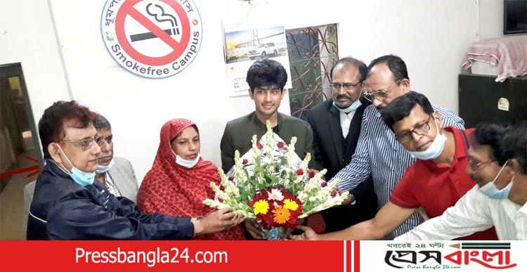 আন্তর্জাতিক শান্তি পুরস্কার প্রাপ্ত সাদাত নড়াইলে ফুলেল শুভেচ্ছায় সিক্ত