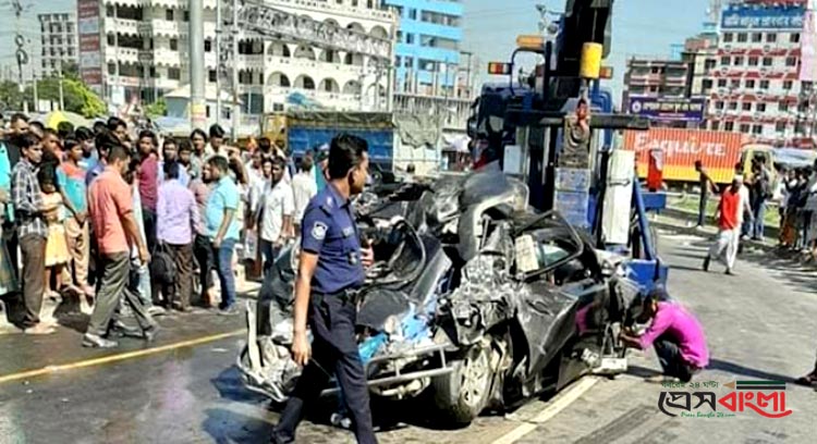 ট্রাফিকজ্যামে থেমে থাকা প্রাইভেটকারকে পিছন থেকে ট্রাকের ধাক্কা