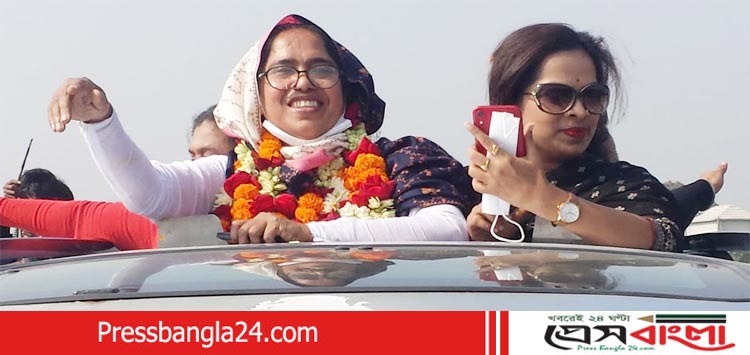 নড়াইল পৌর নির্বাচনে আওয়ামী লীগের প্রার্থীকে ফুলেল শুভেচ্ছা