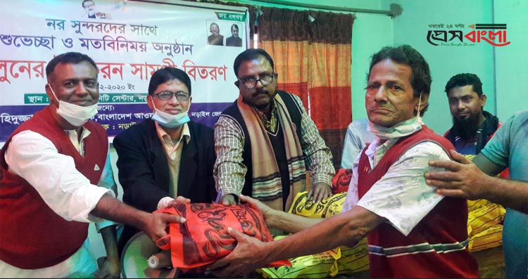 নড়াইলে নরসুন্দরদের মাঝে উপকরণ বিতরণ করলেন যুবলীগ নেতা ওয়াহিদুজ্জামান