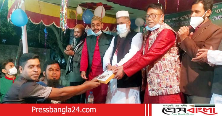 সিদ্ধিরগঞ্জে বঙ্গবন্ধুর জন্ম শত বার্ষিকীতে ব্যাডমিন্টন ফাইনালের পুরষ্কার বিতরণ