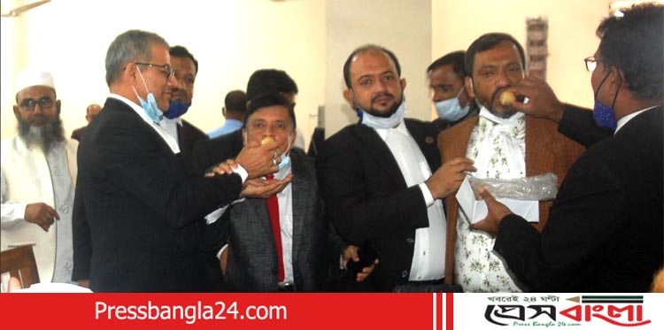 জাতীয়তাবাদী আইনজীবী ফোরাম এর নব-নির্বাচিত কমিটির মিষ্টি বিতরণ