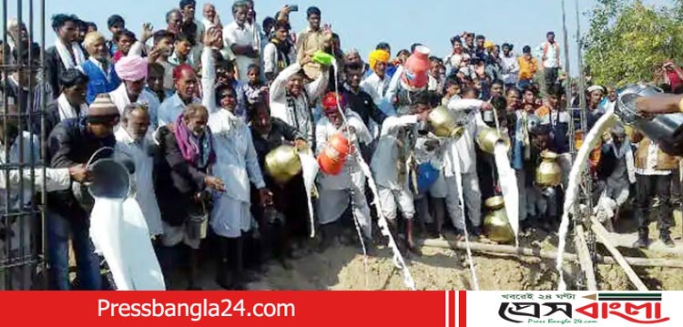 ভারতে ১১ হাজার লিটার দুধ ঢেলে মন্দিরের ভিত্তি স্থাপন