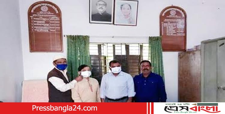 সরকারি তোলারাম কলেজ অ্যালামনাই অ্যাসোসিয়েশনের মাস্ক বিতরণ