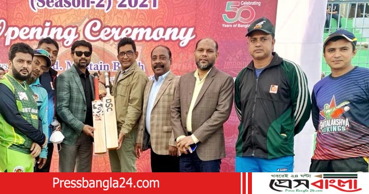 শীতলক্ষ‌্যা ক্রিকেট ক্লাবকে ক্রিকেট ব‌্যাট দিলেন টিটু