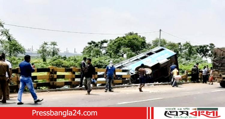 নড়াইলে যাত্রীবাহী বাস খাদে পড়ে নিহত ১, আহত ১২