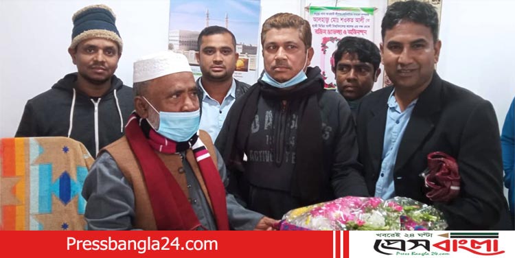 শওকত আলী ও জাহাঙ্গীর হোসেনকে মেম্বার প্রার্থী তাহেরের ফুলের শুভেচ্ছা