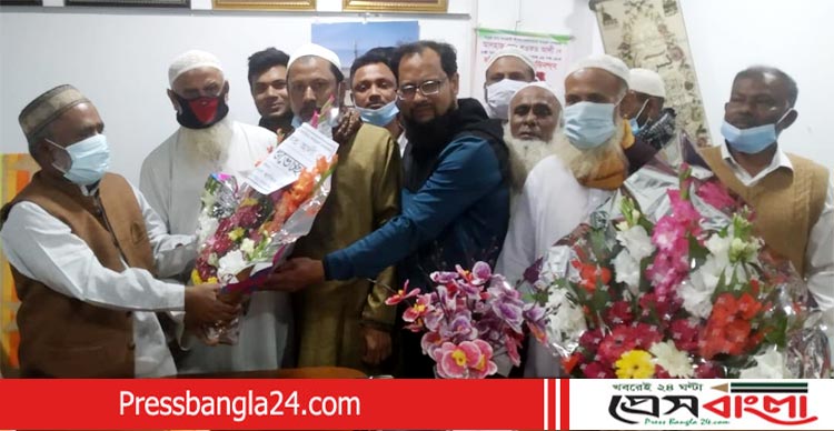 শওকত আলীকে ফুল দিয়ে শুভেচ্ছা জানালেন হাকিম চৌধুরী