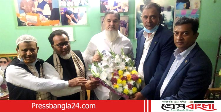 সাইফুল্লাহ বাদলকে ফুলের শুভেচ্ছা জানালেন যুবলীগ নেতা আনোয়ার