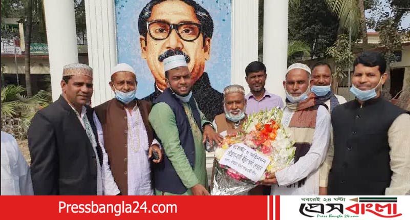 শওকত আলীকে ফুল দিয়ে শুভেচ্ছা জানালেন আ’লীগ নেতা ইদ্রিস আলী