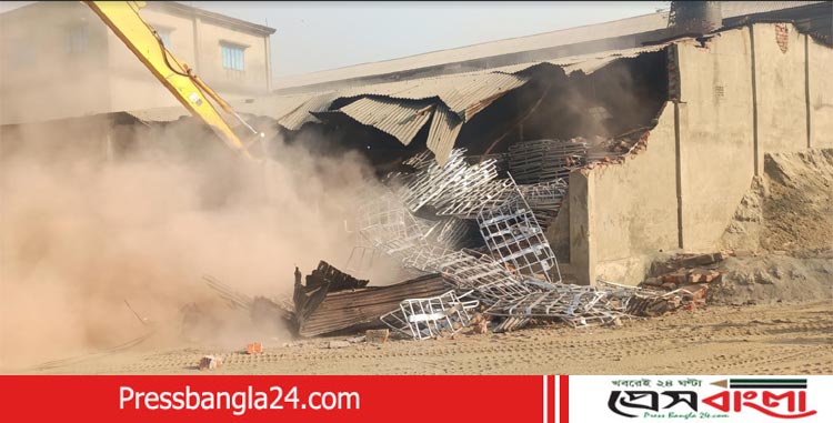 শীতলক্ষ্যা নদীর তীরে অর্ধশতাধিক অবৈধ স্থাপনা উচ্ছেদ