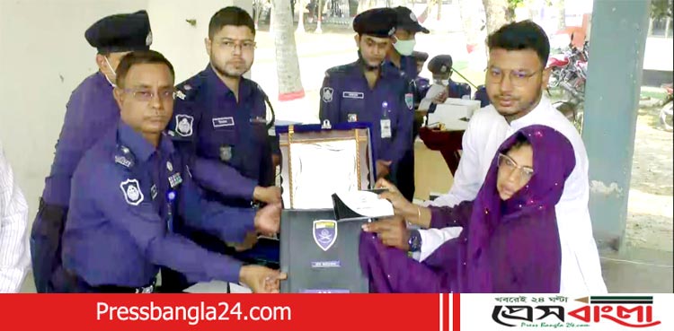 নিহত পুলিশ পরিবারের মাঝে অনুদান দিলেন নড়াইল পুলিশ সুপার