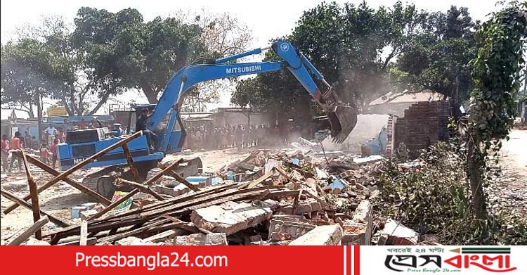 রাণীশংকৈল রামপুর বাজারে অবৈধ স্থাপনা উচ্ছেদ অভিযান