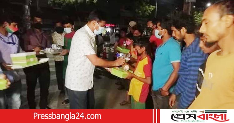 গভীর রাতে ভাসমান দুঃস্থদের পাশে ডিসি মোস্তাইন বিল্লাহ