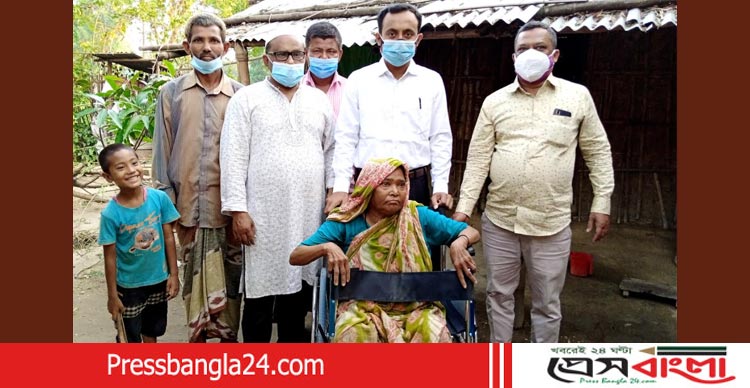রাণীশংকৈলে প্রতিবন্ধিকে হুইলচেয়ার দিলেন ইউএনও