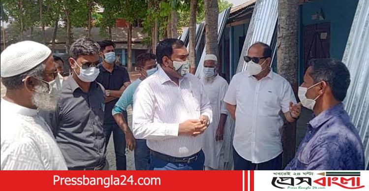 রাণীশংকৈলে আগুনে ক্ষতিগ্রস্ত দোকানদারদের সহায়তা দিলেন জেলা প্রশাসক 