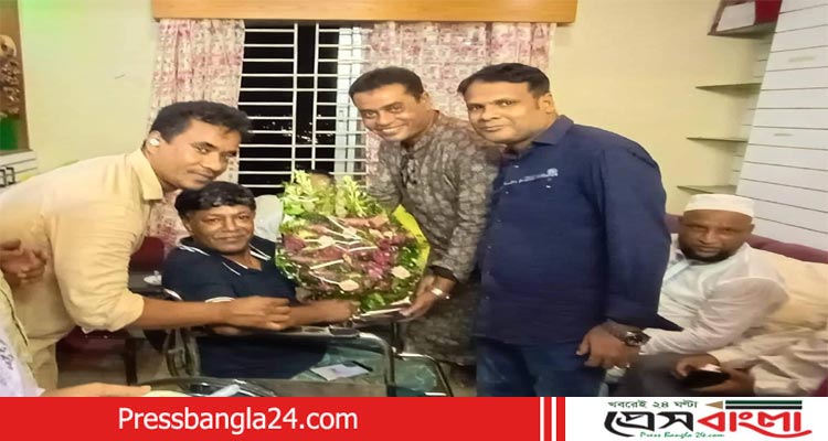 চন্দন শীলকে জাহাঙ্গীরের নেতৃত্বে ফুল দিয়ে নেতাকর্মীদের শুভেচ্ছা